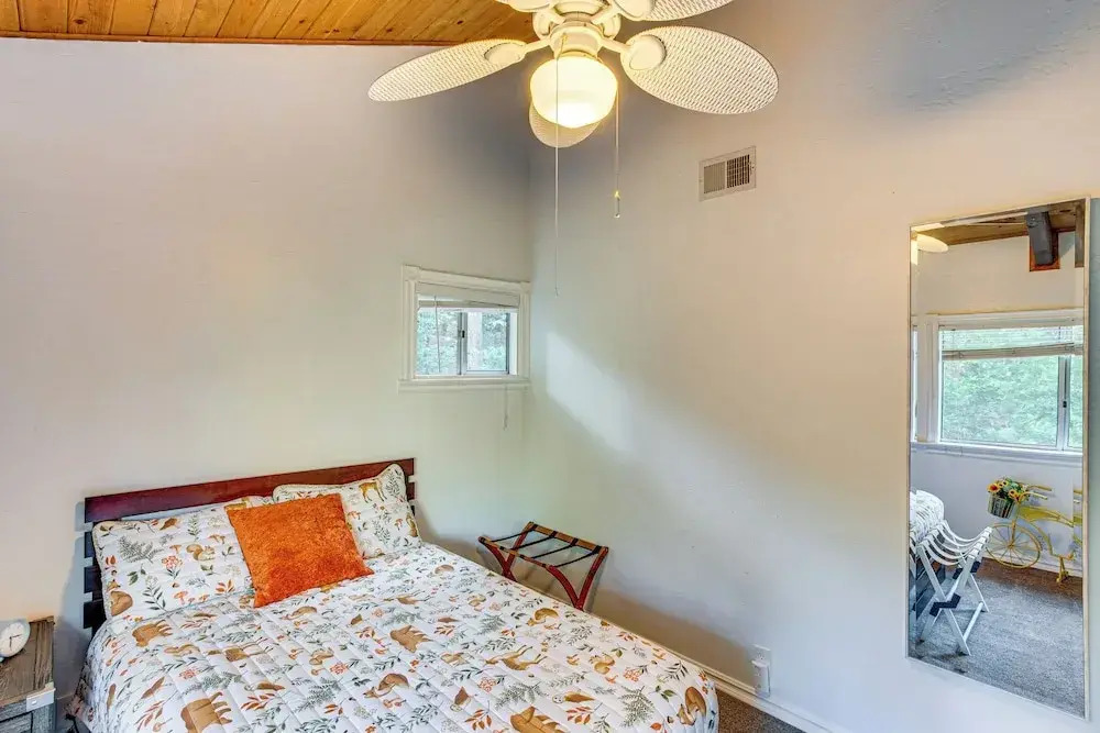 1 Mi to Lake Arrowhead Village! Cabin w/ Game Room