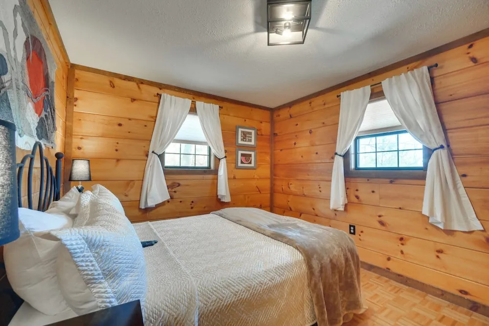 Central Sevierville Cabin w/ Hot Tub & Views!