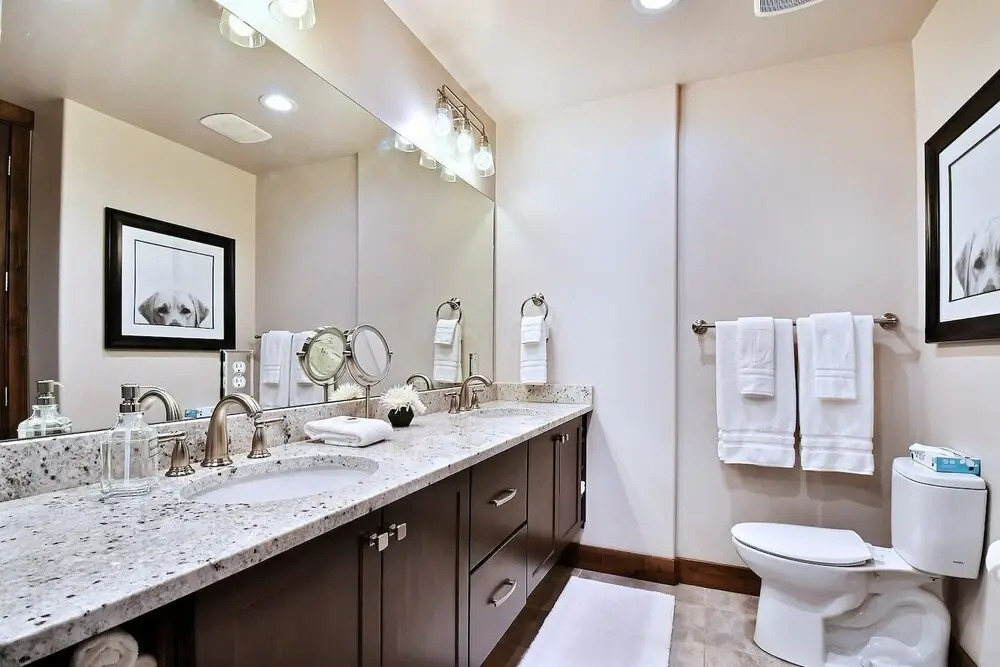 Blackstone Beauty 2 Bedroom Condo by RedAwning