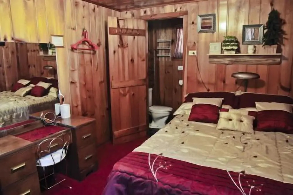 #6 - Casablanca 1 Bedroom Cabin by RedAwning