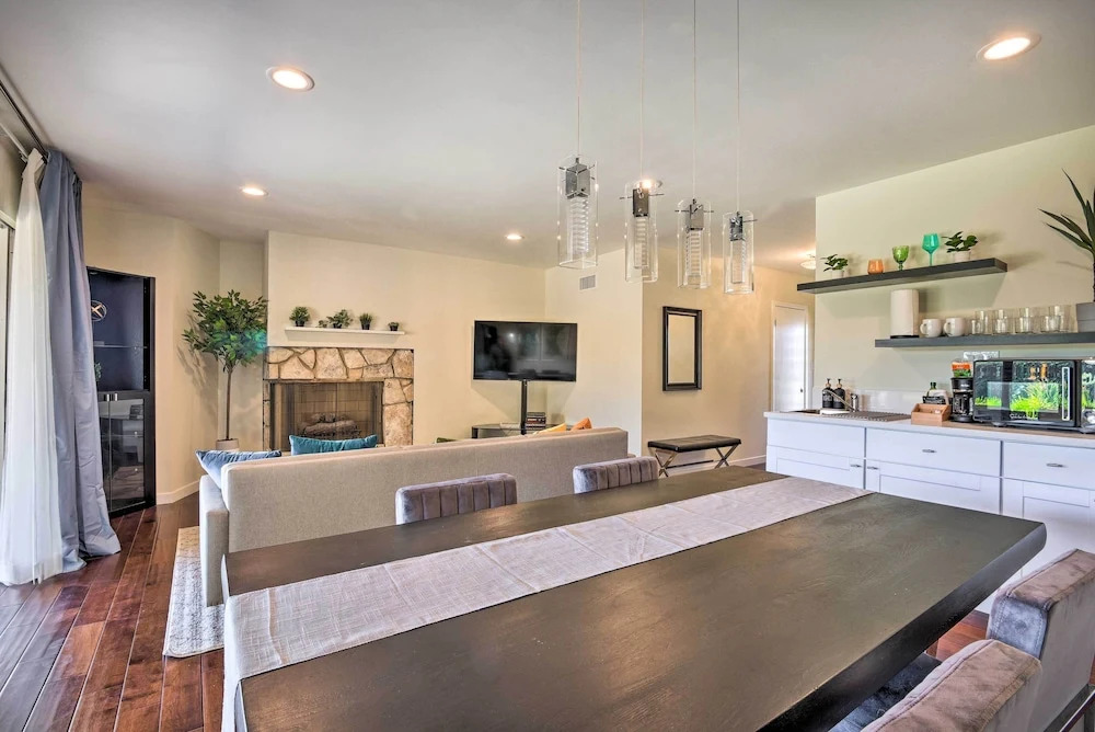 Los Angeles Suite w/ Covered Patio Area!