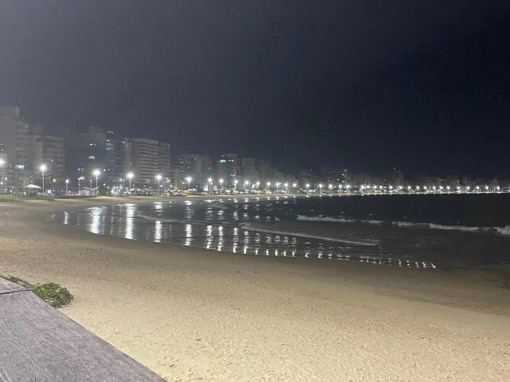 Suíte Mar - Praia do Morro - prédio frente Mar com elevador, atravessou a avenida, já está na Praia - com garagem - internet