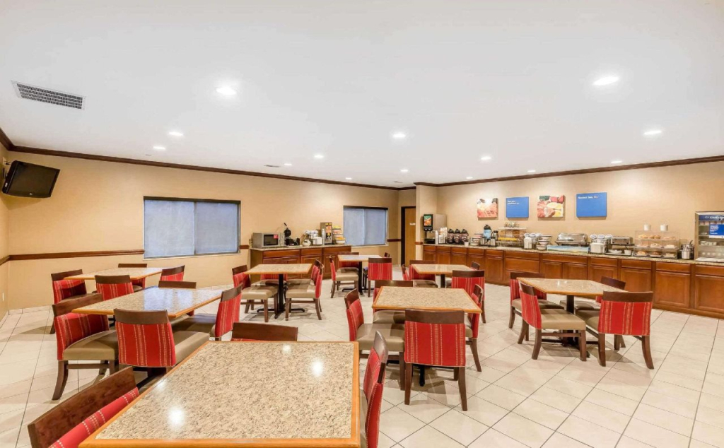 Comfort Inn & Suites East Moline near I-80