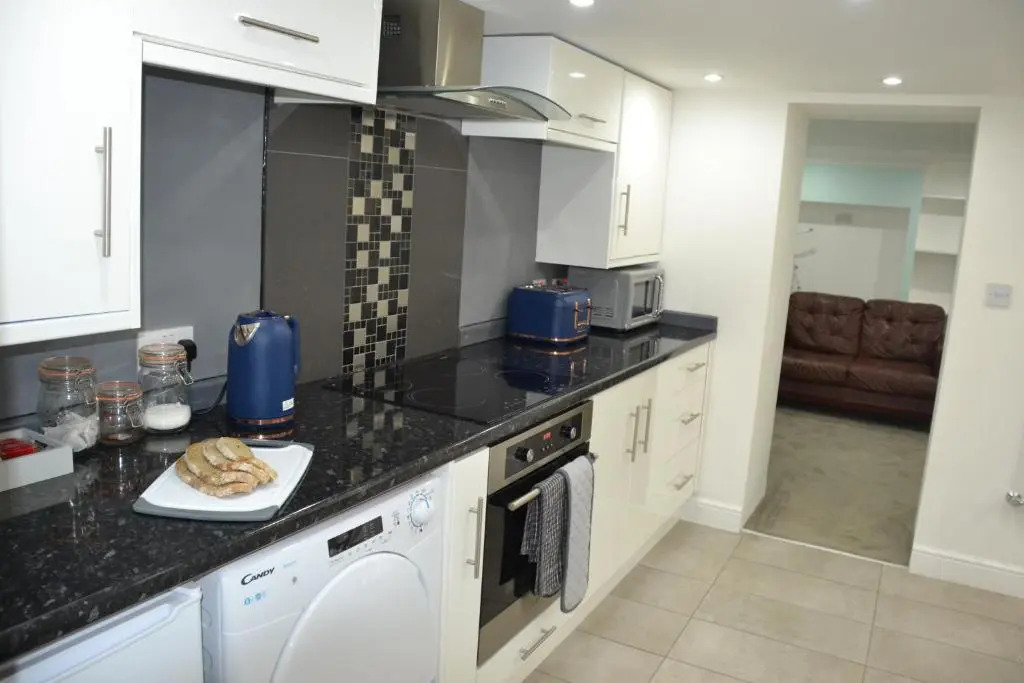Willow Tree Apartment - 1 Bedroom Apartment - Stayseekers