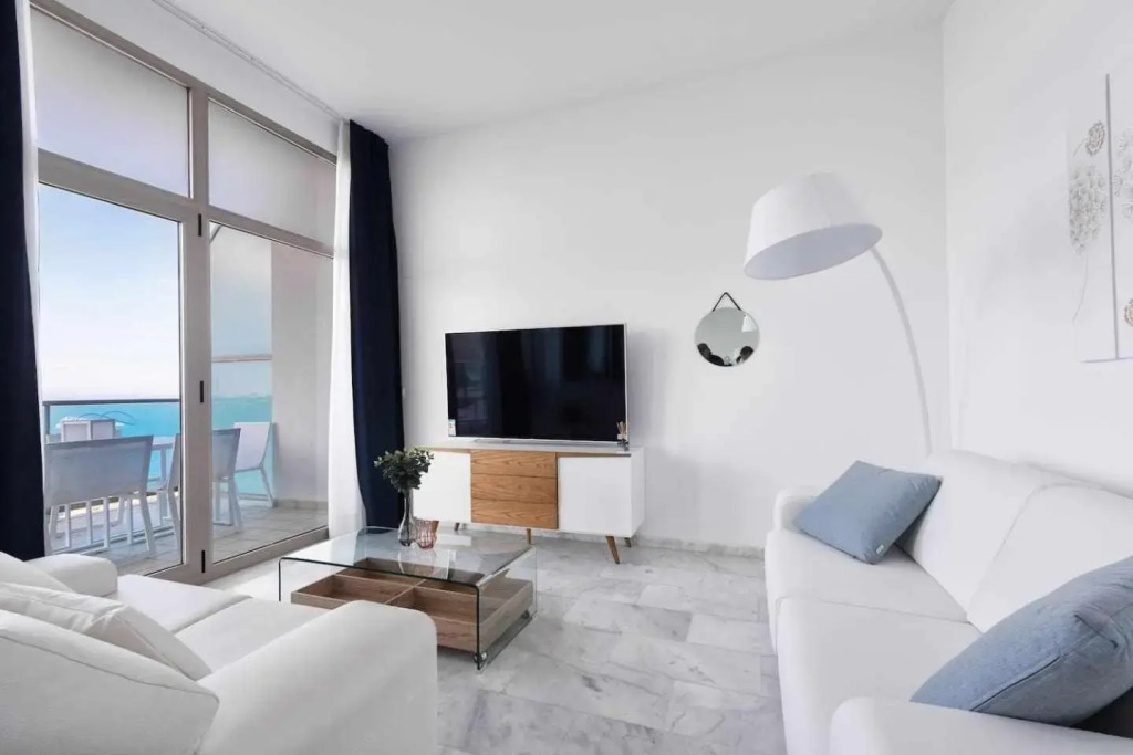 Luxury apartment on the 41st floor with stunning sea views
