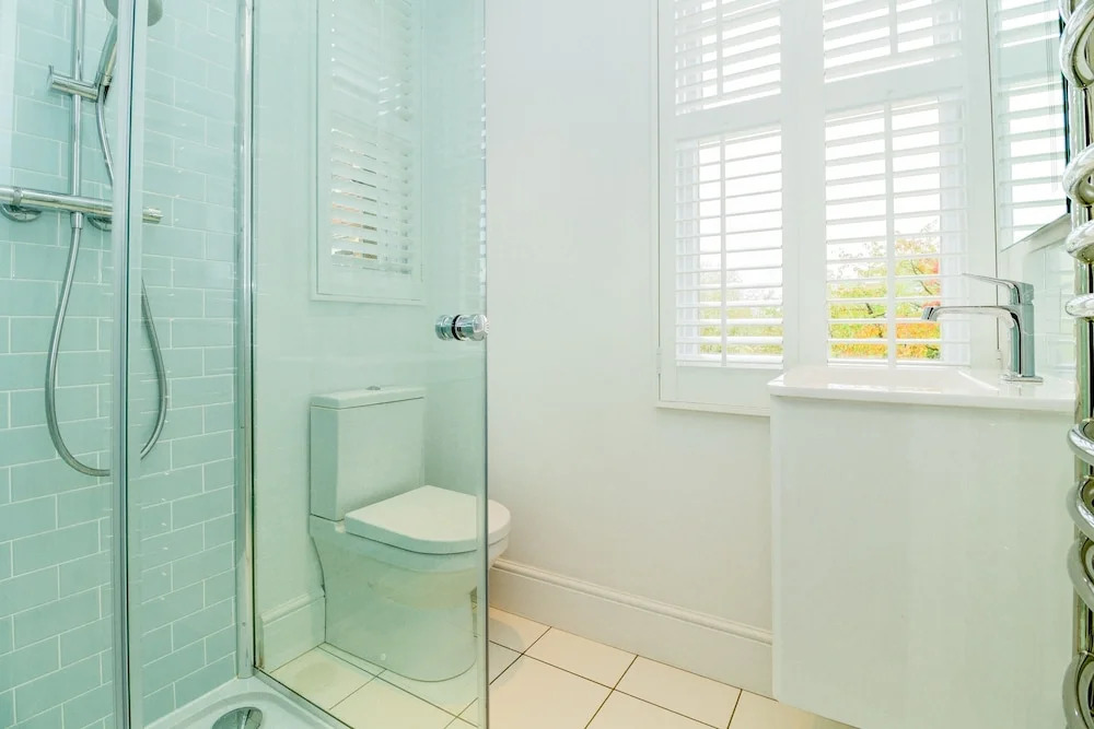 4 Bedroom Canalside Family Home in Oxford