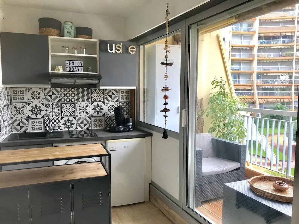 Studio in Mandelieu-la-napoule, With Wonderful Mountain View, Pool Access, Enclosed Garden - 1 km From the Beach