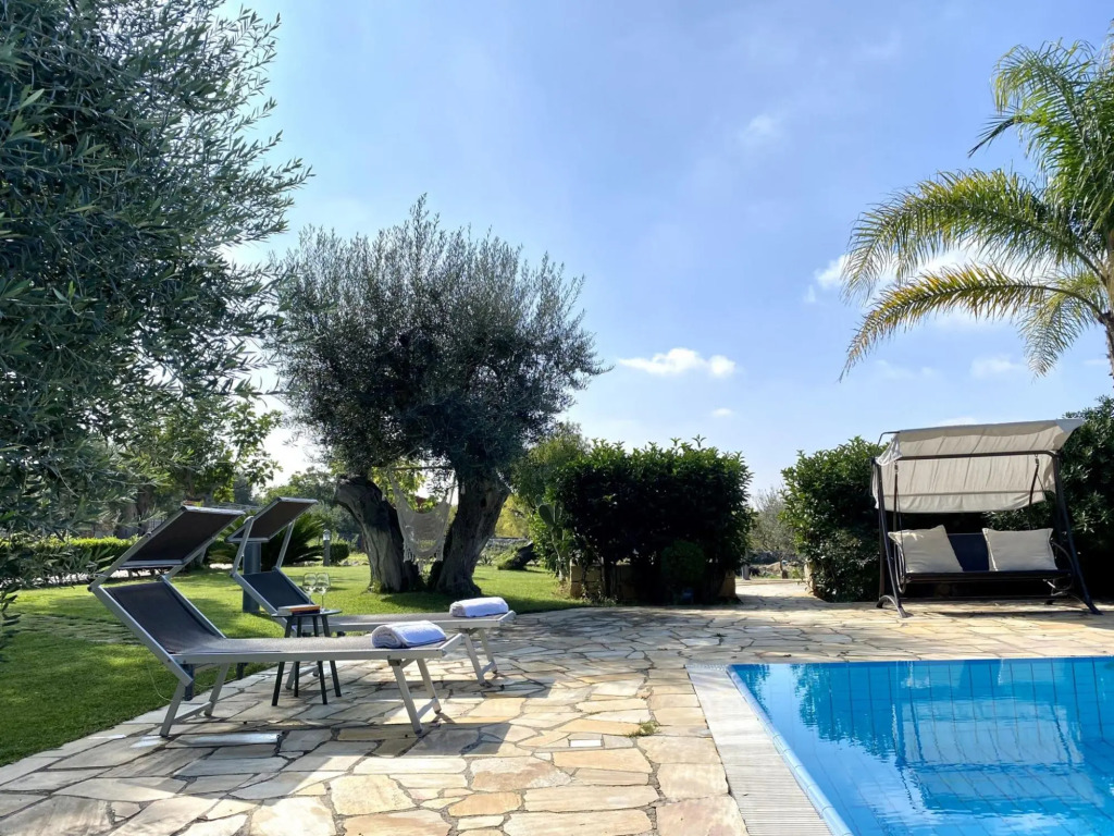 Apartment in villa, suitable for families, swimming pool, large outdoor spaces-Salice by Villa Rita