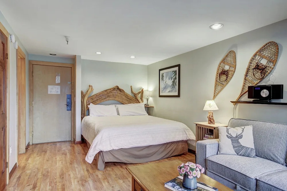 Ge At Breckenridge Peak 9 Inn, Liftside 402 Studio Bedroom Condo by RedAwning