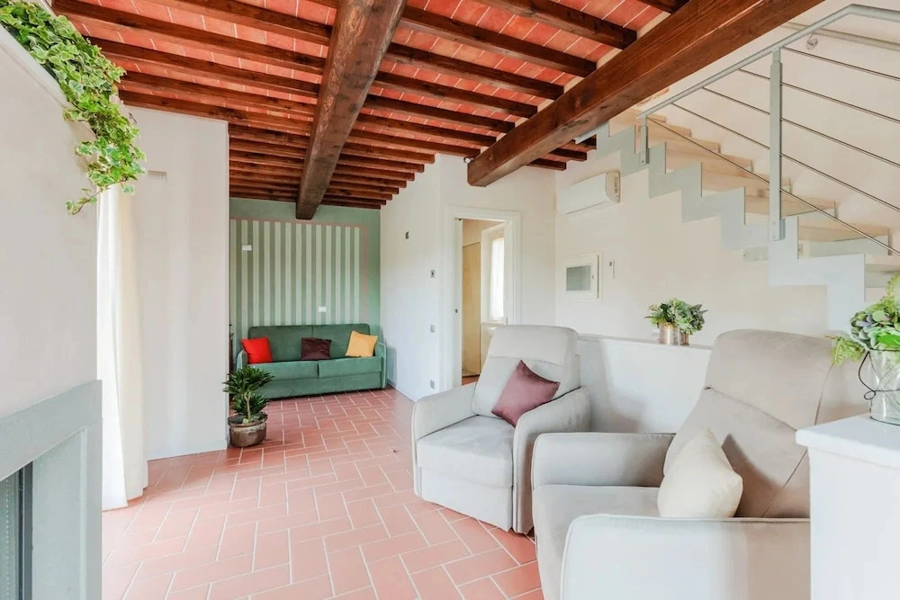 Farmhouse in Lucca with Infinity Pool