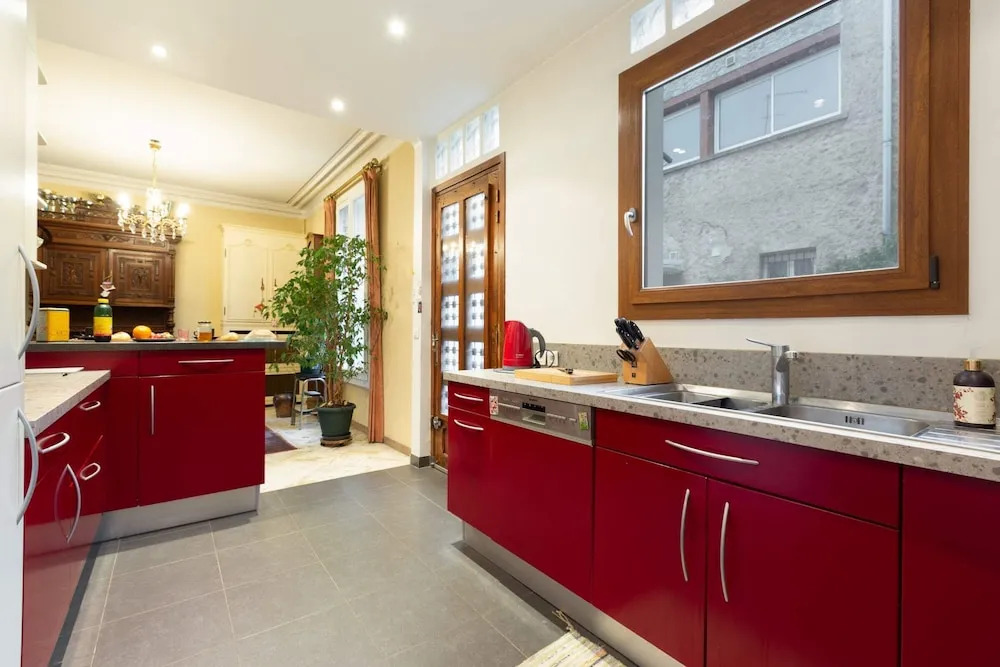 Red and Rustic Home Near Bois de Vincennes for 7 pax