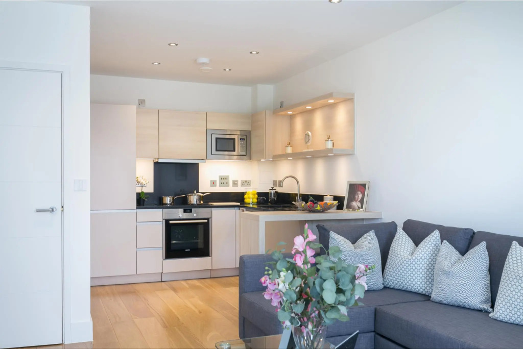 Portobello Apt with Floor-to-Ceiling Views