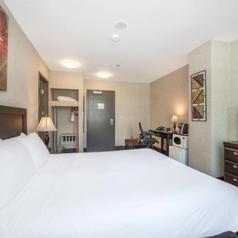 Coast Lonsdale Quay Hotel