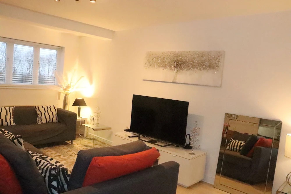 Skyline Haven Modern 2BR w/ Free Parking & 4kTV