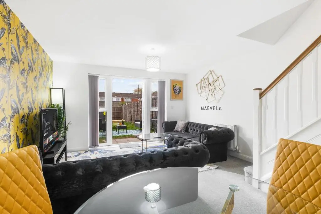 Luxury 2 Bed House City Centre ✘ BBQ & GARDEN ☆ FAMILY FRIENDLY→ Swingball & Outdoor Furniture - FREE PARKING → With 50 Inch Smart TV, FREE NETFLIX & WIFI ✘ Comfy Seating Area - BY MAEVELA®