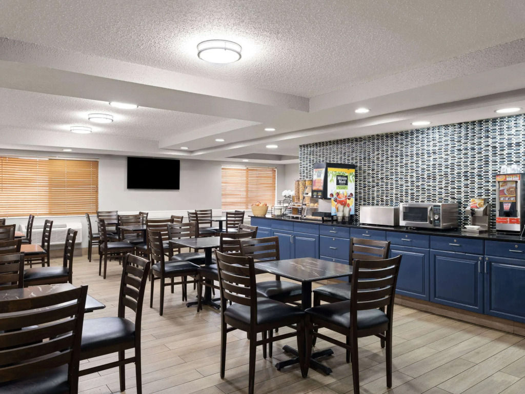 AmericInn by Wyndham Shakopee Near Canterbury Park