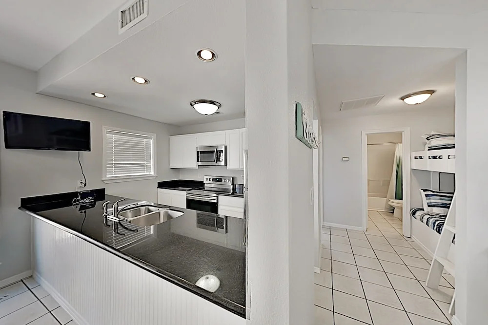 Charming Renovated - Walk To Beach! 1 Bedroom Condo