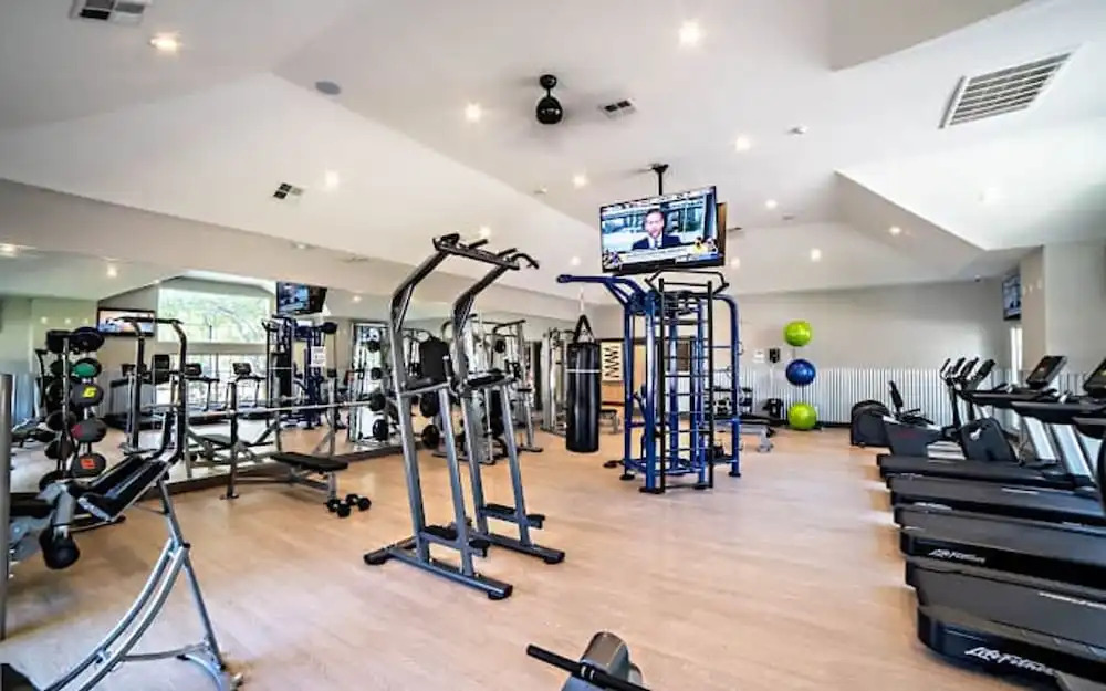 Spacious 2BR King Suites w Pool, Gym, Laundry - Close to Downtown