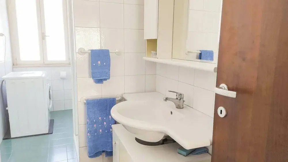 Room-large Double Room in Central Downto