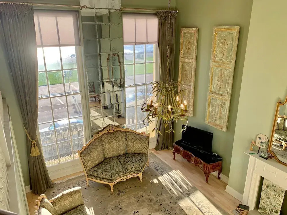 2 Bedroom Regency Flat on the Sea Front