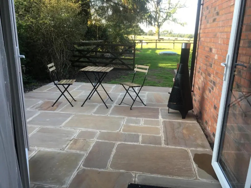 Private Entry Double Bedroom With Beautiful Views!