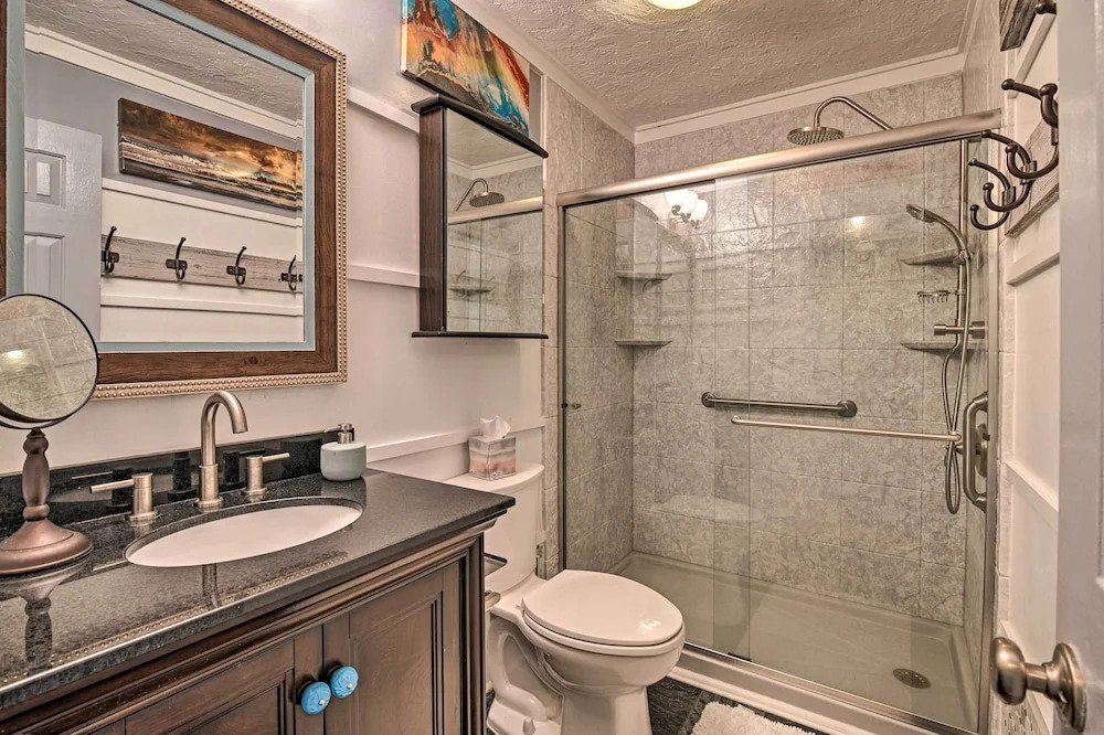 Eclectic Condo w/ Balcony: 1 Block to Beach!