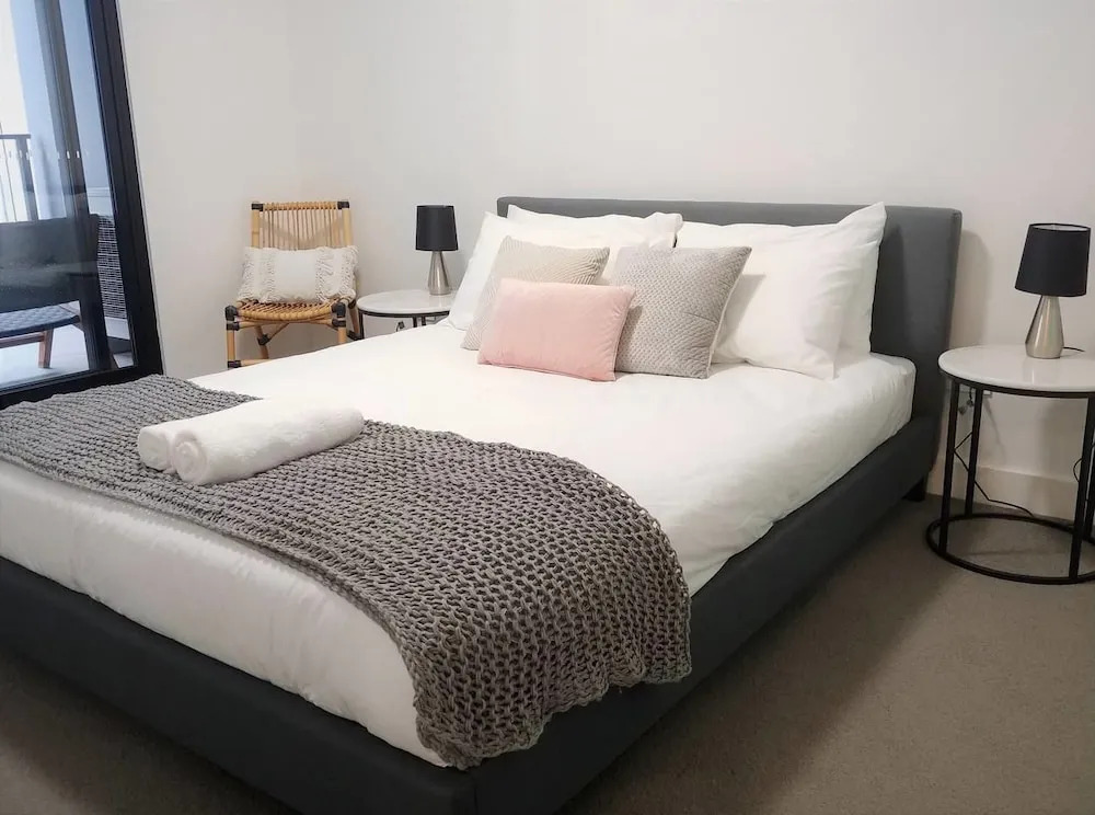 Luxury 1 Bedroom 1 Study With 1 Parking