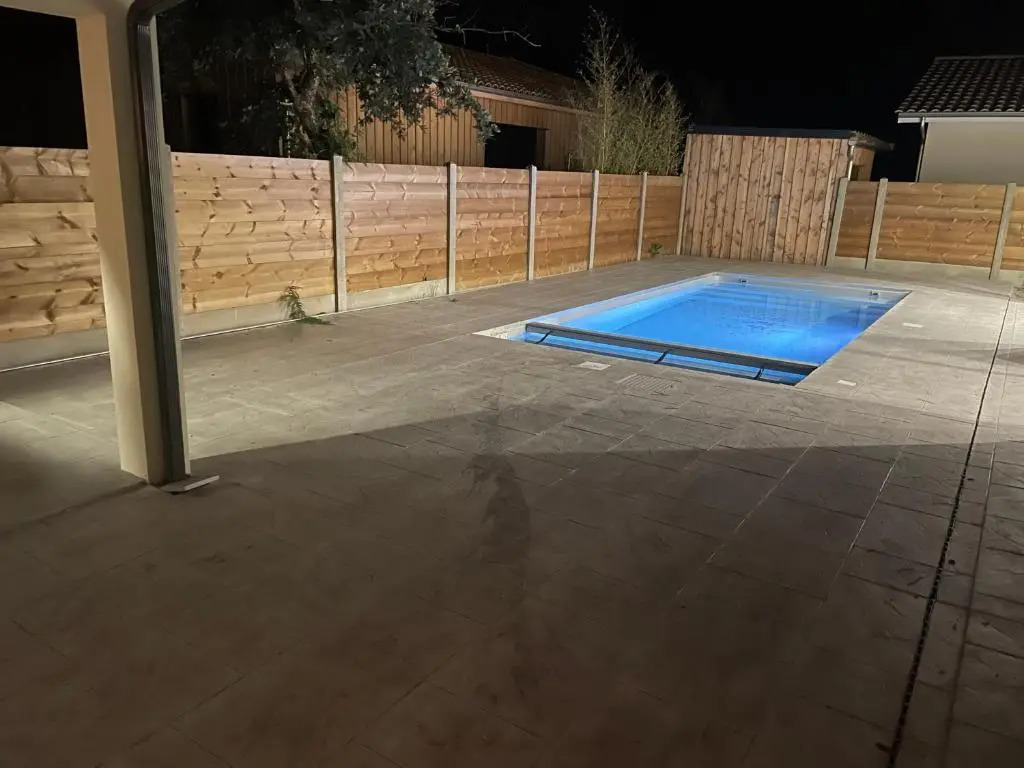 MAISON moderne avec piscine chauffée