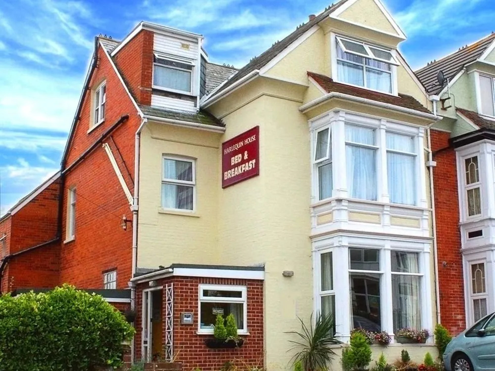 Harlequin Guest House with parking