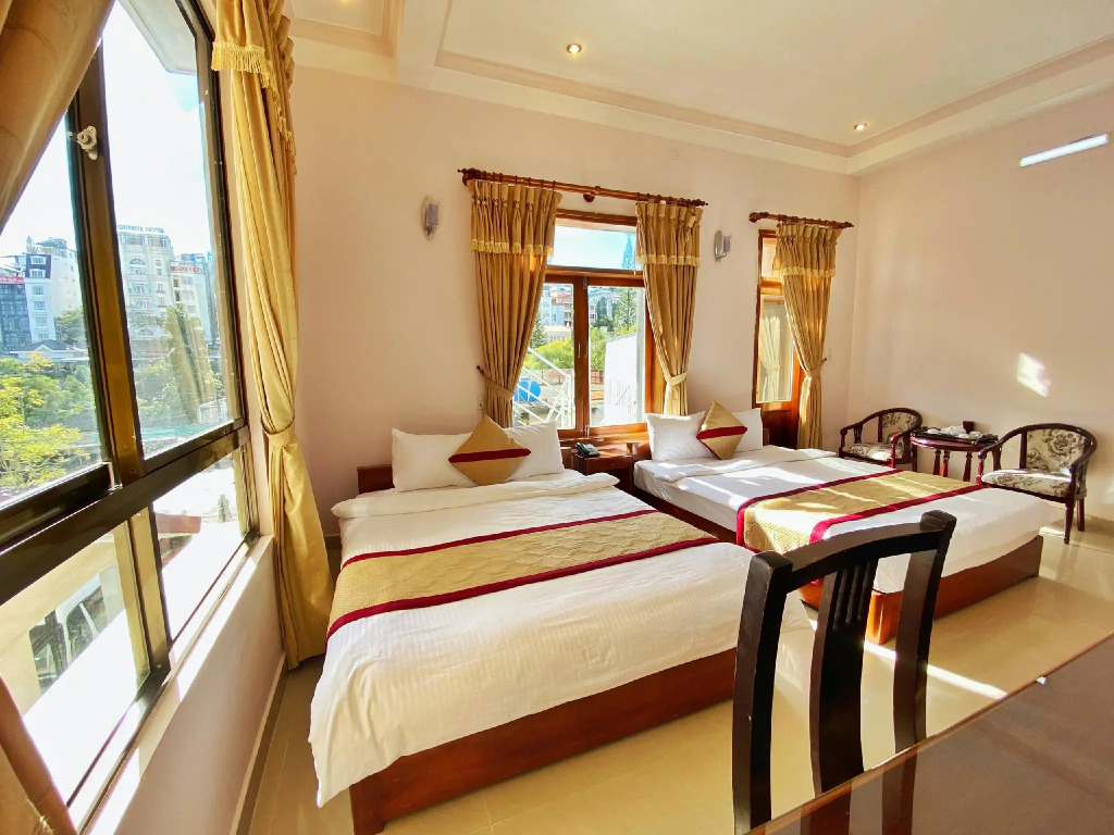 Gold Night Hotel