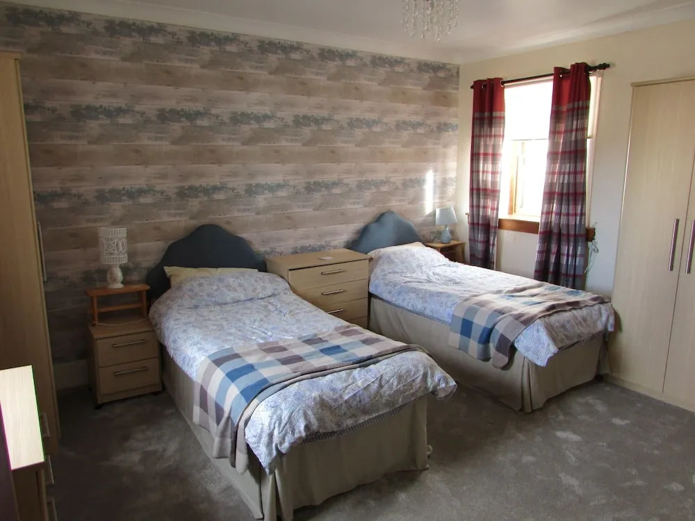 Spacious 3 Bedroom House With Outdoor Patio Area for Outdoor Dining and Wifi