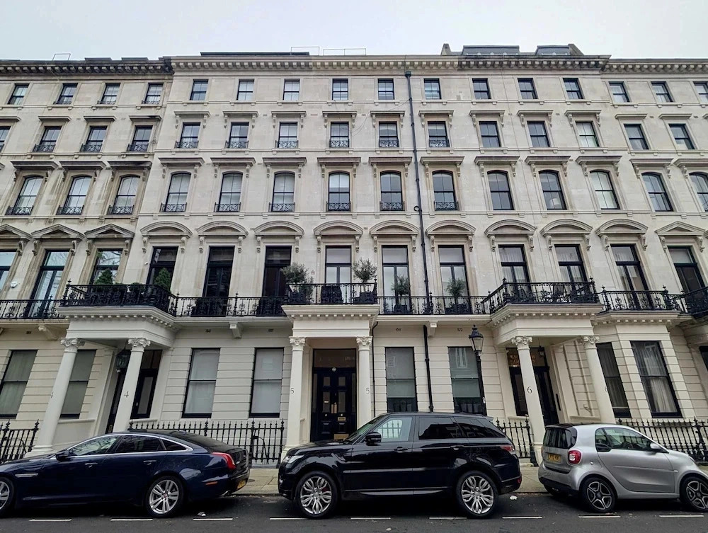 Stylish 1 Bed in SW7 With Private Balcony