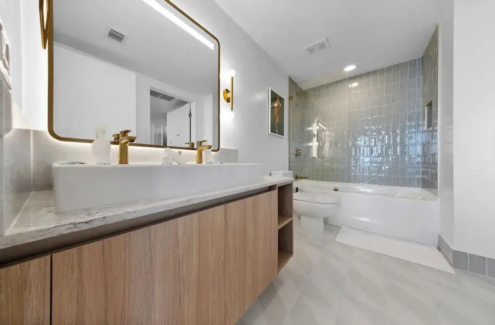Skyline Retreat Chic 1-BR with City View