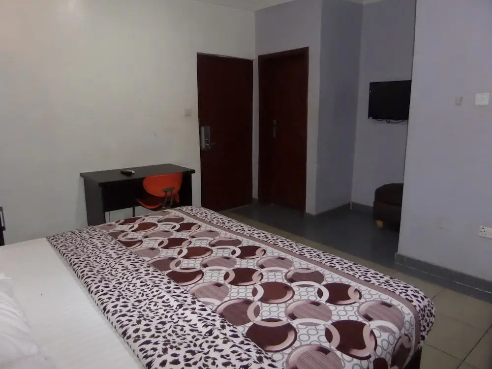 Alluring View Hotel - Toyin Sreet