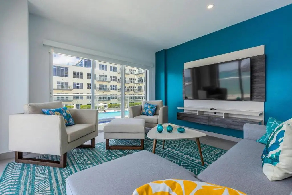 HH-2BS317 - Magnificent Corner Unit with all the Views