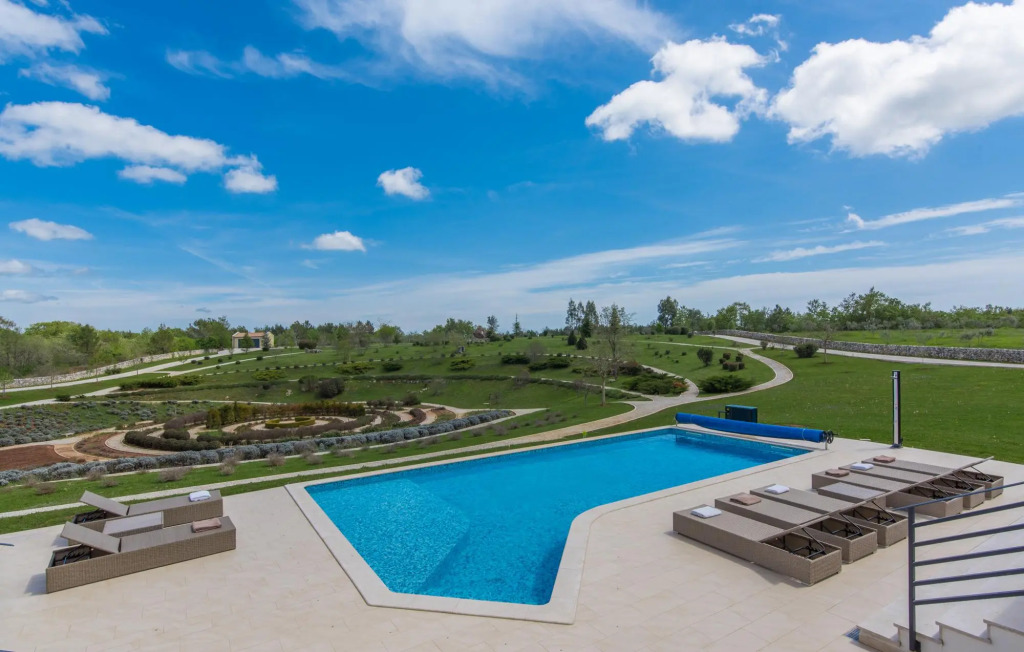 Arkaim in Filipana with 5 bedrooms and 5 bathrooms