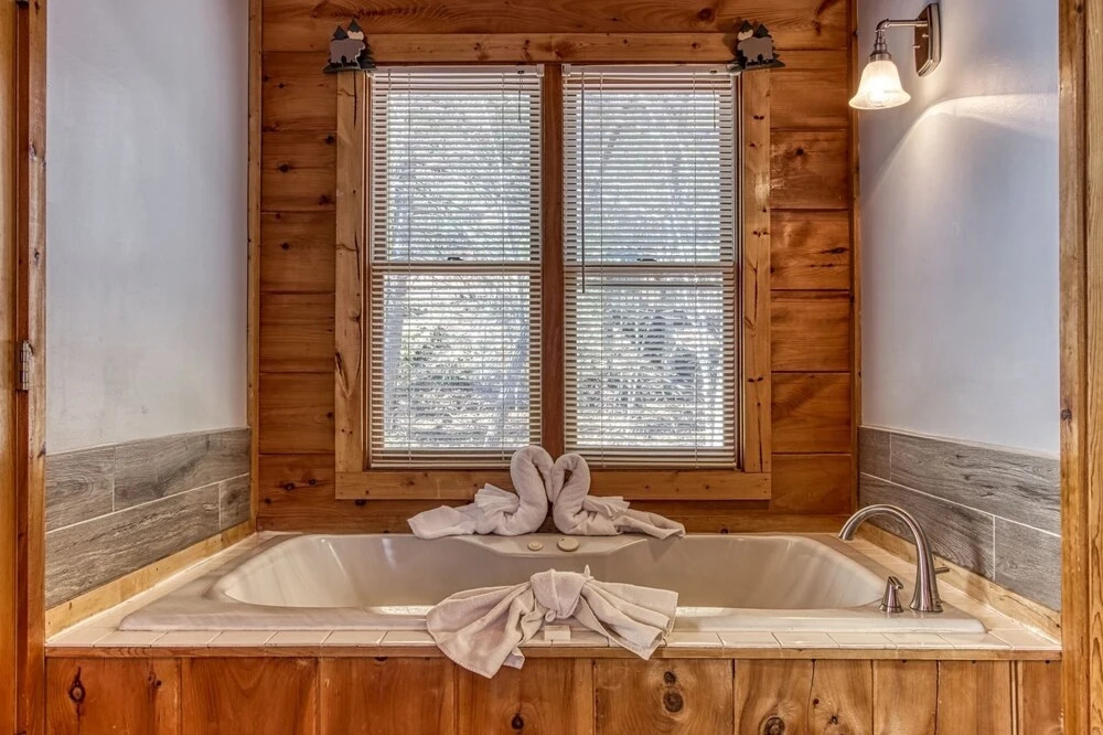 Er27- Bear Naked - Great Location- Close To Town 2 Bedroom Cabin by RedAwning