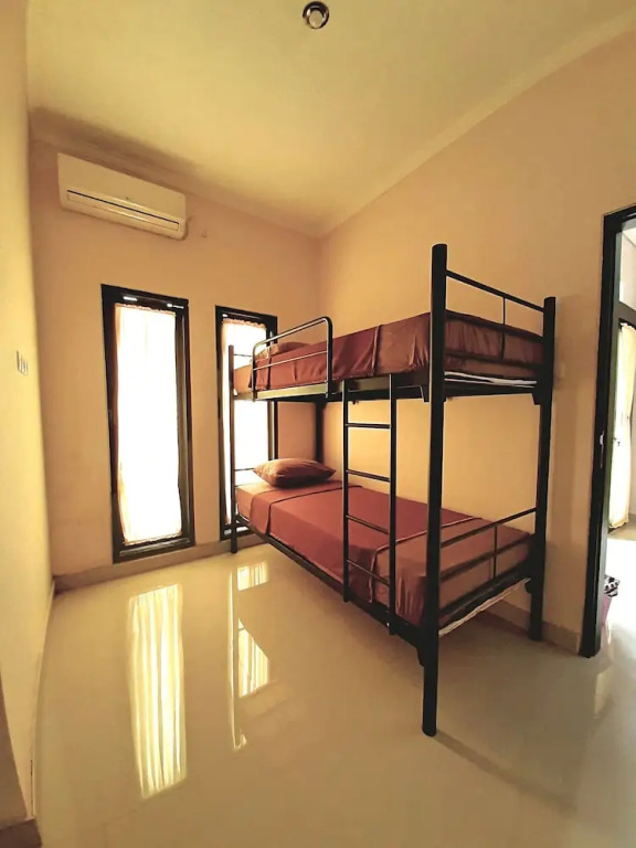 Safe House Bed and Breakfast - Hostel - Adults Ony
