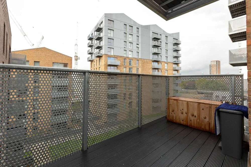 Modern 1 Bedroom Apartment With Balcony in Surrey Quays