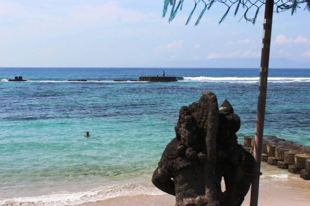 Anom Beach Hotel