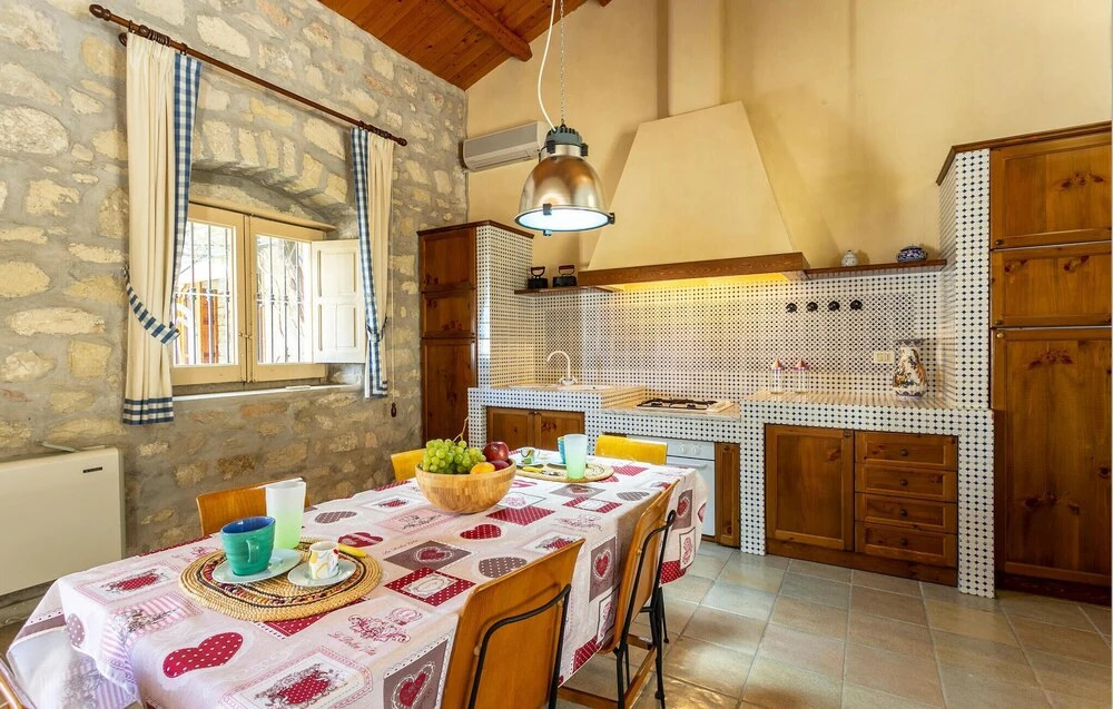 Awesome Home in Ragusa With 5 Bedrooms, Wifi and Private Swimming Pool