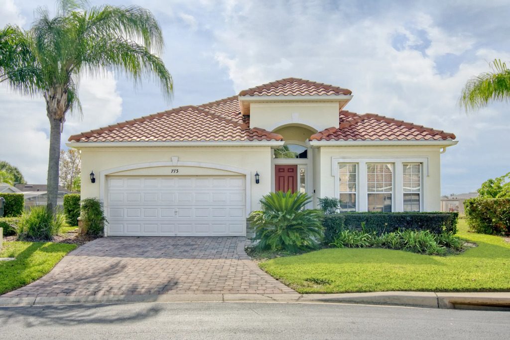 Gorgeous 5 bed with south facing pool, Davenport, US