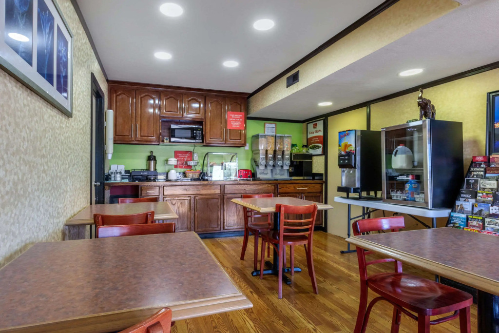 Econo Lodge Nashville near Percy Priest Lake