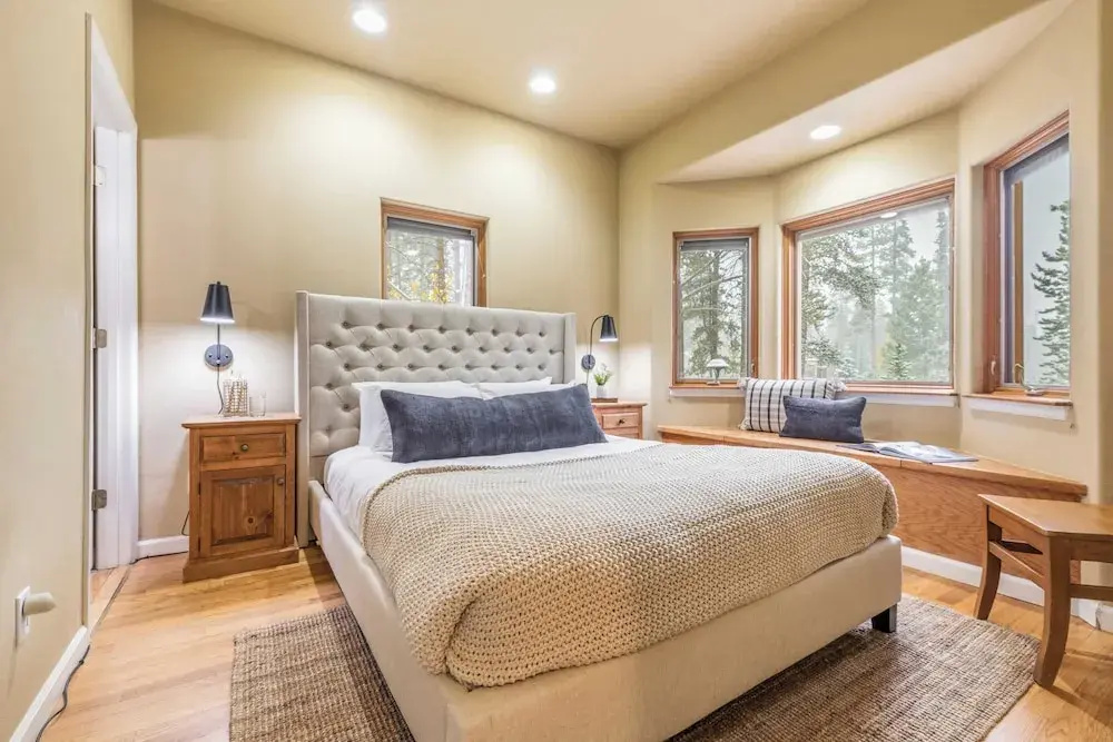 River Rock by Avantstay 8 Bedroom Ski Estate w/ Hot Tub & Movie Theatre 10 Min Walk to Mtn