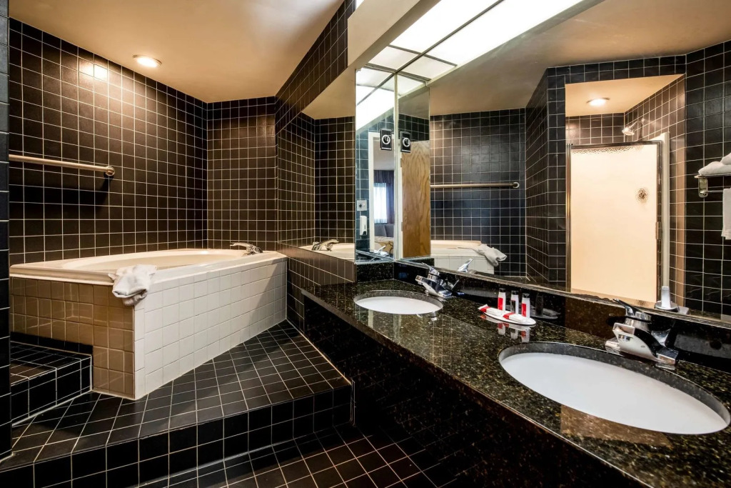 Apm Inn & Suites