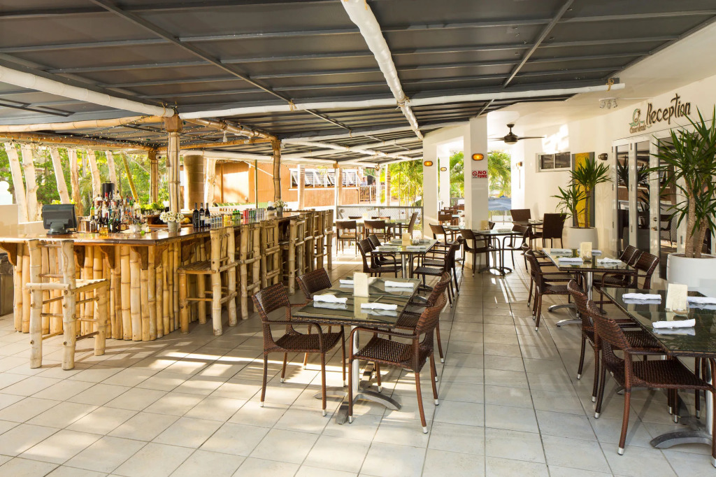 Casa Verde Hotel - Steps to the Beach, Pool, Restaurant & Bar