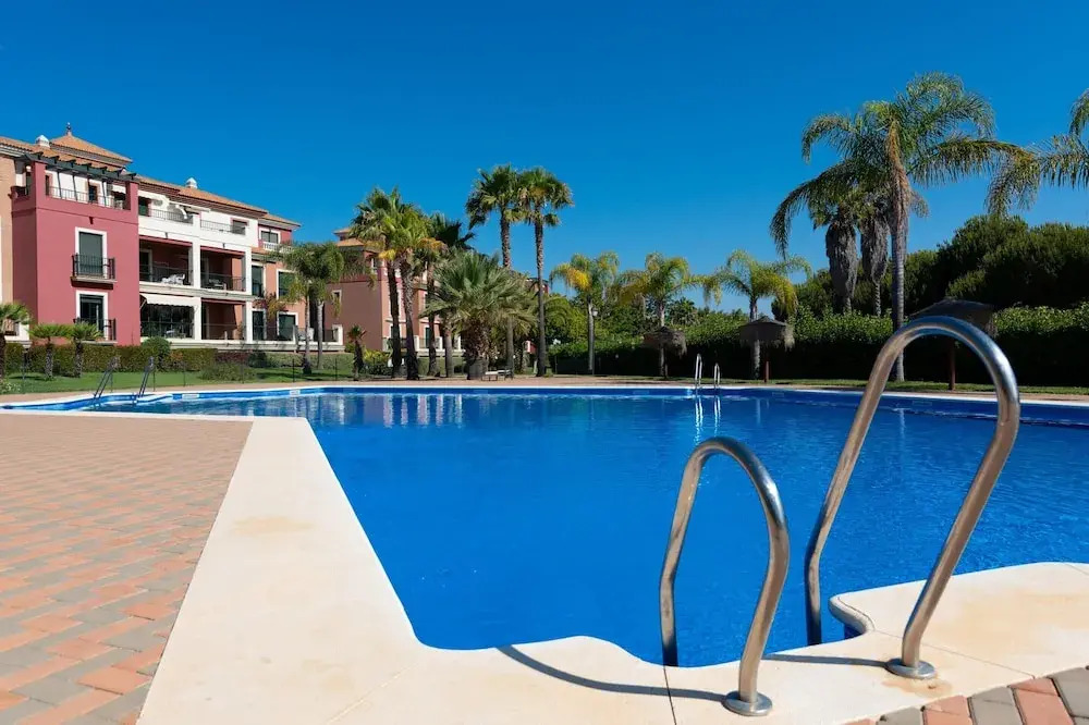 Golfside Comfort With Terrace & Pool