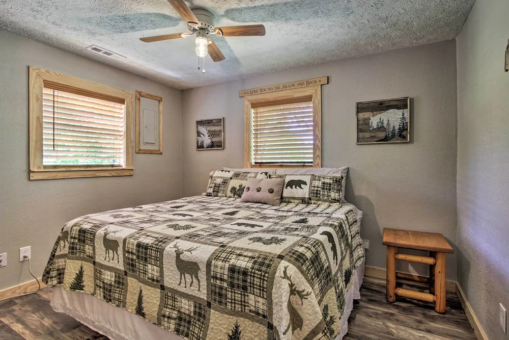 Secluded Cabin w/ Hot Tub, 3 Mi to Pigeon Forge!