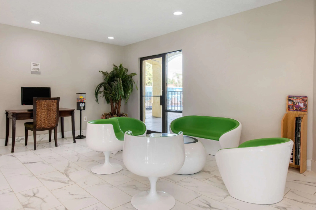 Clarion Inn & Suites Kissimmee-Lake Buena Vista South