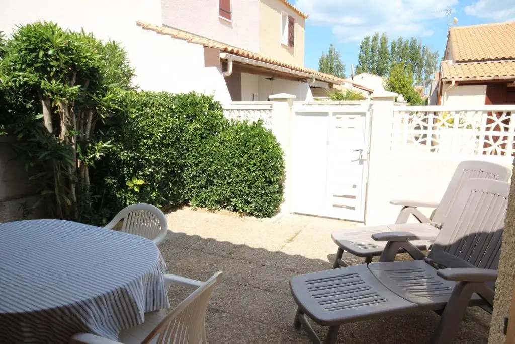 villa d'angle 4 couchages terrasse ombragée parking dans résidence sécurisée piscine commune 400m de la mer LRJP78